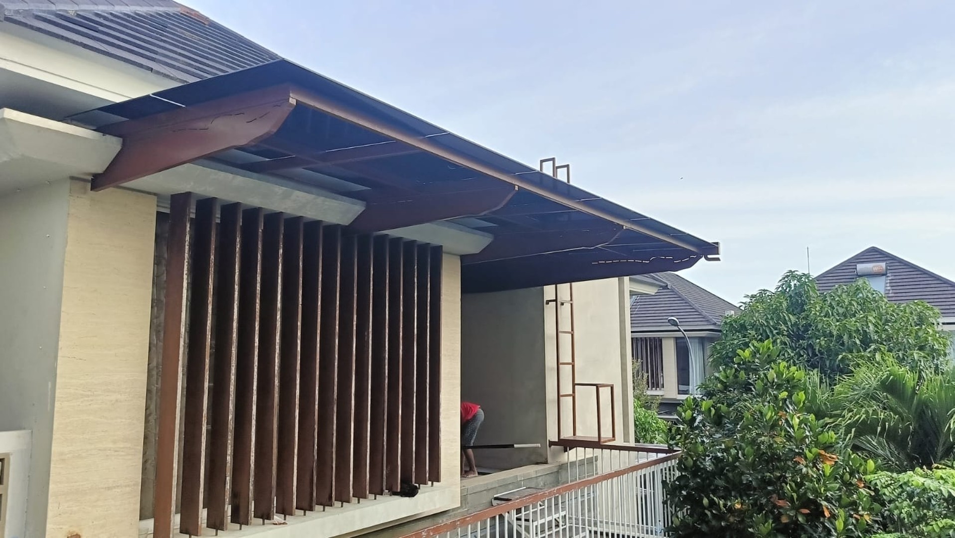 Detail kanopi kaca tempered dengan rangka baja modern